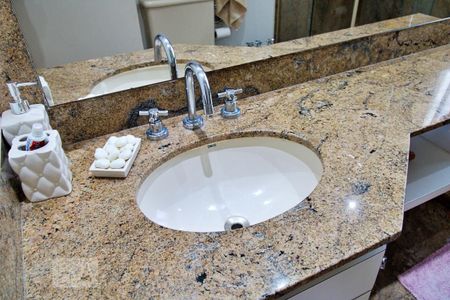 Apartamento à venda com 337m², 4 quartos e 6 vagasBanheiro da Suíte 2