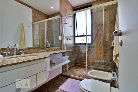 Apartamento à venda com 337m², 4 quartos e 6 vagasBanheiro da Suíte 2