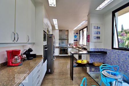 Apartamento à venda com 337m², 4 quartos e 6 vagasCozinha