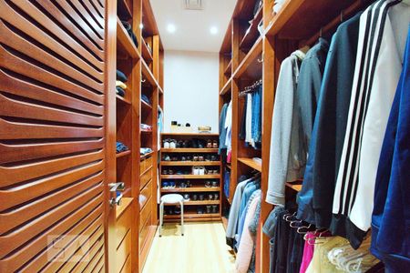 Apartamento à venda com 337m², 4 quartos e 6 vagasCloset da Suíte 1