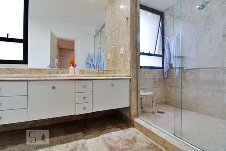 Apartamento à venda com 337m², 4 quartos e 6 vagasBanheiro da Suíte 1