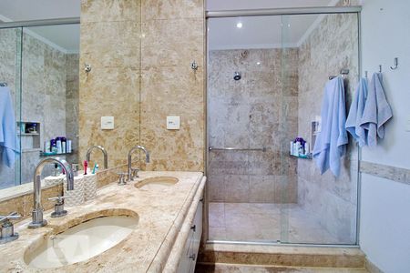 Apartamento à venda com 337m², 4 quartos e 6 vagasBanheiro da Suíte 1