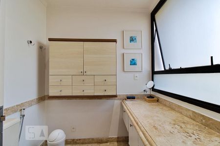 Apartamento à venda com 337m², 4 quartos e 6 vagasBanheiro da Suíte 1