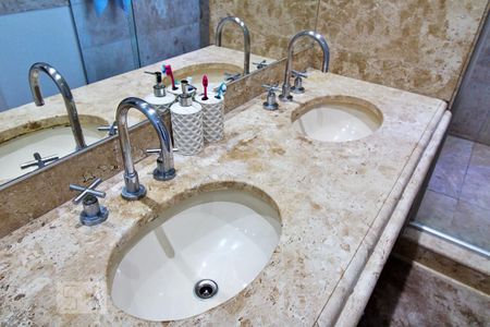 Apartamento à venda com 337m², 4 quartos e 6 vagasBanheiro da Suíte 1