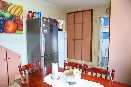 Casa à venda com 170m², 4 quartos e 2 vagas Casa à venda com 170m², 4 quartos e 2 vagasCozinha