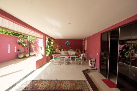 Casa de condomínio à venda com 370m², 4 quartos e 3 vagasVaranda