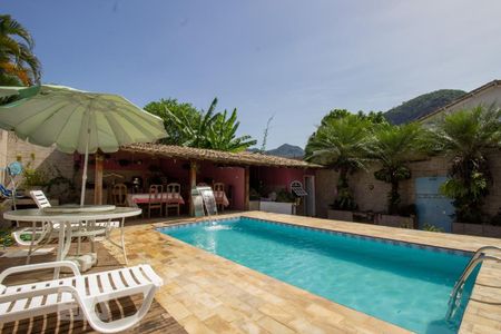 Casa de condomínio à venda com 370m², 4 quartos e 3 vagasQuintal