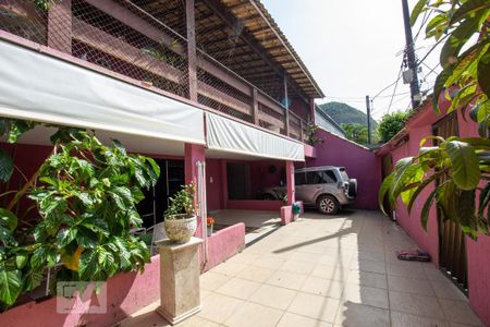 Casa de condomínio à venda com 370m², 4 quartos e 3 vagasQuintal