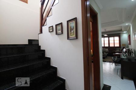 Escada para os quartos de casa à venda com 3 quartos, 138m² em Jardim Promissão, São Paulo