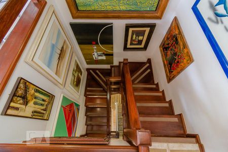 Casa de condomínio à venda com 300m², 3 quartos e 3 vagas Casa de condomínio à venda com 300m², 3 quartos e 3 vagasEscada