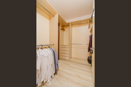 Casa de condomínio à venda com 300m², 3 quartos e 3 vagas Casa de condomínio à venda com 300m², 3 quartos e 3 vagasCloset