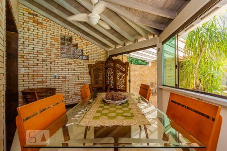 Casa de condomínio à venda com 300m², 3 quartos e 3 vagas Casa de condomínio à venda com 300m², 3 quartos e 3 vagasQuintal