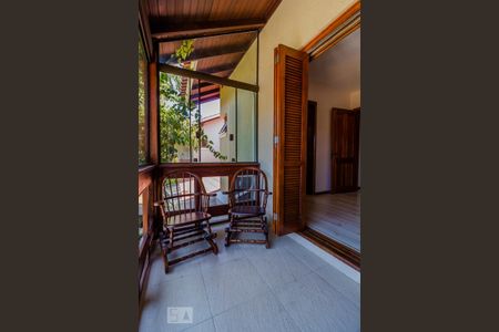 Casa de condomínio à venda com 300m², 3 quartos e 3 vagas Casa de condomínio à venda com 300m², 3 quartos e 3 vagasVaranda