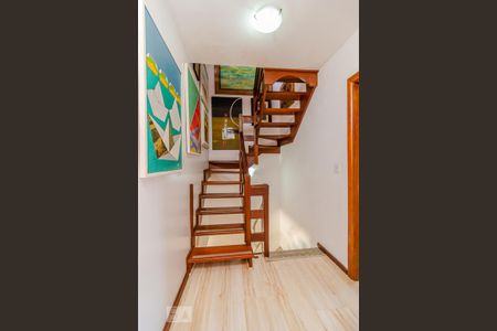 Casa de condomínio à venda com 300m², 3 quartos e 3 vagas Casa de condomínio à venda com 300m², 3 quartos e 3 vagasEscada