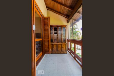 Casa de condomínio à venda com 300m², 3 quartos e 3 vagas Casa de condomínio à venda com 300m², 3 quartos e 3 vagasVaranda