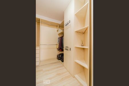 Casa de condomínio à venda com 300m², 3 quartos e 3 vagas Casa de condomínio à venda com 300m², 3 quartos e 3 vagasCloset