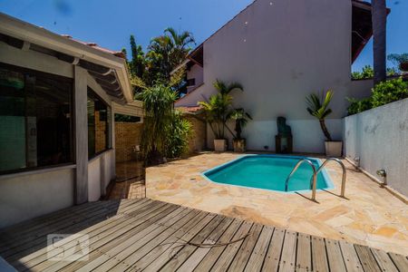 Casa de condomínio à venda com 300m², 3 quartos e 3 vagas Casa de condomínio à venda com 300m², 3 quartos e 3 vagasVista