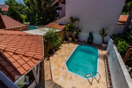 Casa de condomínio à venda com 300m², 3 quartos e 3 vagas Casa de condomínio à venda com 300m², 3 quartos e 3 vagasVista