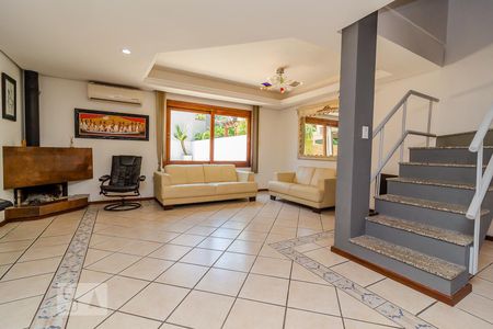 Sala de casa de condomínio à venda com 3 quartos, 300m² em Vila Nova, Porto Alegre