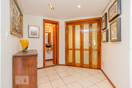 Sala de casa de condomínio à venda com 3 quartos, 300m² em Vila Nova, Porto Alegre