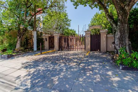 Casa de condomínio à venda com 300m², 3 quartos e 3 vagas Casa de condomínio à venda com 300m², 3 quartos e 3 vagasFachada