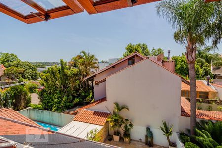 Casa de condomínio à venda com 300m², 3 quartos e 3 vagas Casa de condomínio à venda com 300m², 3 quartos e 3 vagasVista