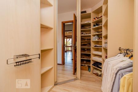 Casa de condomínio à venda com 300m², 3 quartos e 3 vagas Casa de condomínio à venda com 300m², 3 quartos e 3 vagasCloset