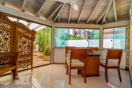 Casa de condomínio à venda com 300m², 3 quartos e 3 vagas Casa de condomínio à venda com 300m², 3 quartos e 3 vagasQuintal