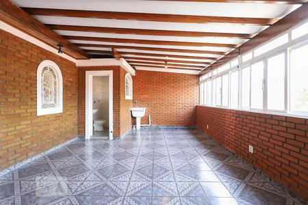 Casa à venda com 195m², 2 quartos e 3 vagas Casa à venda com 195m², 2 quartos e 3 vagasTerraço