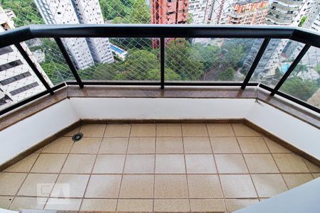 Apartamento à venda com 236m², 4 quartos e 4 vagas Apartamento à venda com 236m², 4 quartos e 4 vagasVaranda da Suíte 2