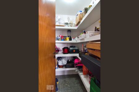 Apartamento à venda com 236m², 4 quartos e 4 vagas Apartamento à venda com 236m², 4 quartos e 4 vagasDespensa