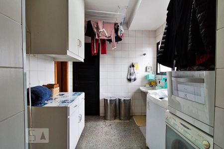 Apartamento à venda com 236m², 4 quartos e 4 vagas Apartamento à venda com 236m², 4 quartos e 4 vagasÁrea de Serviço