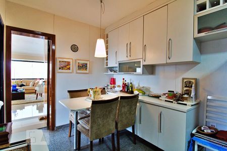 Apartamento à venda com 236m², 4 quartos e 4 vagas Apartamento à venda com 236m², 4 quartos e 4 vagasCozinha