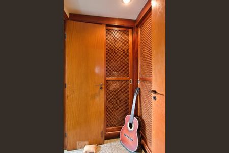 Apartamento à venda com 236m², 4 quartos e 4 vagas Apartamento à venda com 236m², 4 quartos e 4 vagasAdega