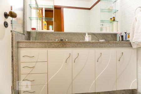 Casa de condomínio à venda com 263m², 4 quartos e 3 vagasBanheiro da Suíte 2