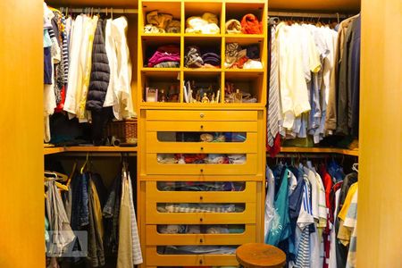 Casa de condomínio à venda com 263m², 4 quartos e 3 vagasCloset da Suíte 2