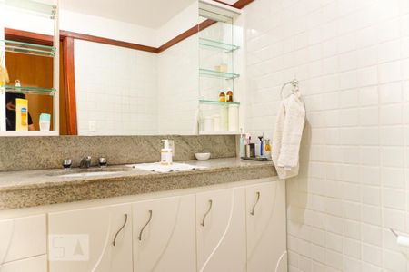 Casa de condomínio à venda com 263m², 4 quartos e 3 vagasBanheiro da Suíte 2