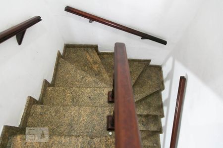 Casa à venda com 90m², 2 quartos e 2 vagasEscada 