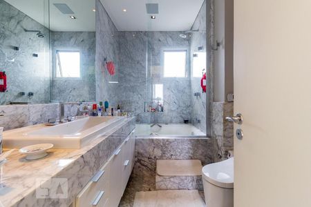 Apartamento à venda com 245m², 3 quartos e 5 vagasBanheiro Suite 3