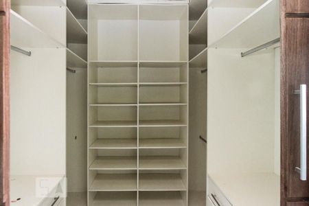 Casa para alugar com 224m², 5 quartos e 2 vagas Casa para alugar com 224m², 5 quartos e 2 vagasCloset suite 03