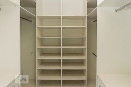 Casa para alugar com 224m², 5 quartos e 2 vagas Casa para alugar com 224m², 5 quartos e 2 vagasCloset suite 03