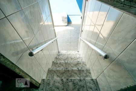 Casa à venda com 400m², 5 quartos e 8 vagas Casa à venda com 400m², 5 quartos e 8 vagasEscada