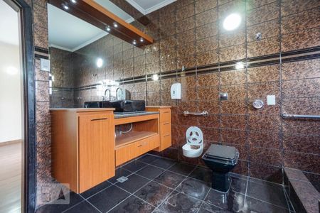 Casa à venda com 400m², 5 quartos e 8 vagas Casa à venda com 400m², 5 quartos e 8 vagasBanheiro da suíte 05