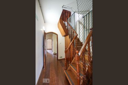 Casa à venda com 400m², 5 quartos e 8 vagas Casa à venda com 400m², 5 quartos e 8 vagasHall da escada