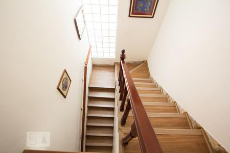Escada de casa para alugar com 4 quartos, 148m² em Moema, São Paulo