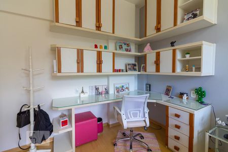 Apartamento à venda com 136m², 4 quartos e 1 vagaDetalhe do Quarto 2 - Mesa de escritório