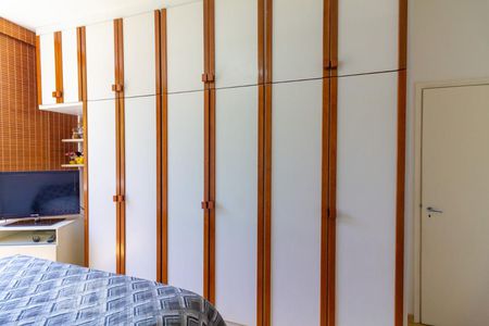 Apartamento à venda com 136m², 4 quartos e 1 vagaDetalhe do Quarto 2 - Armário