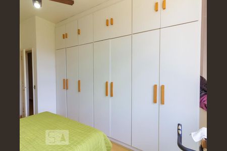 Apartamento à venda com 136m², 4 quartos e 1 vagaDetalhe da Suíte 1 - Armário