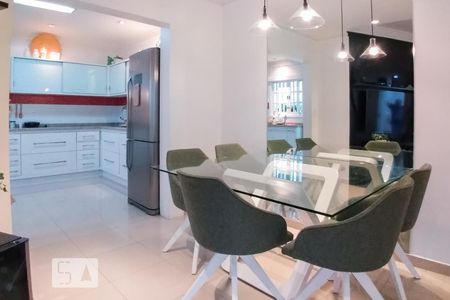 Casa à venda com 233m², 3 quartos e 2 vagasSala