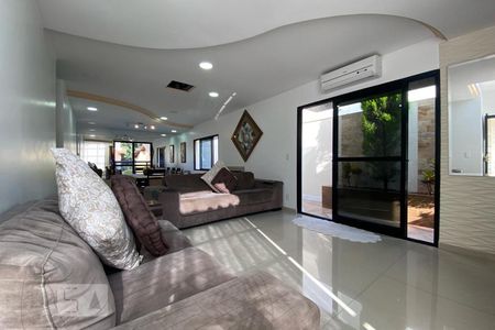 Casa de condomínio à venda com 293m², 5 quartos e 5 vagasSala
